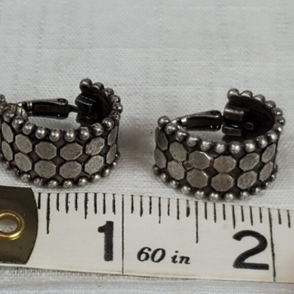 Silver Tone Dotted Cuff Clip On Earrings AK Marked - Picture 7 of 7